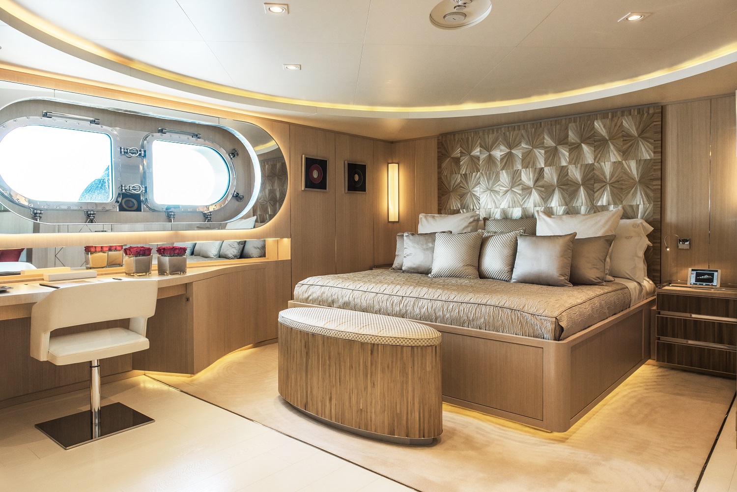 CRN Image Gallery Profile Aspect On Yacht LIGHT HOLIC Guest Cabin 7